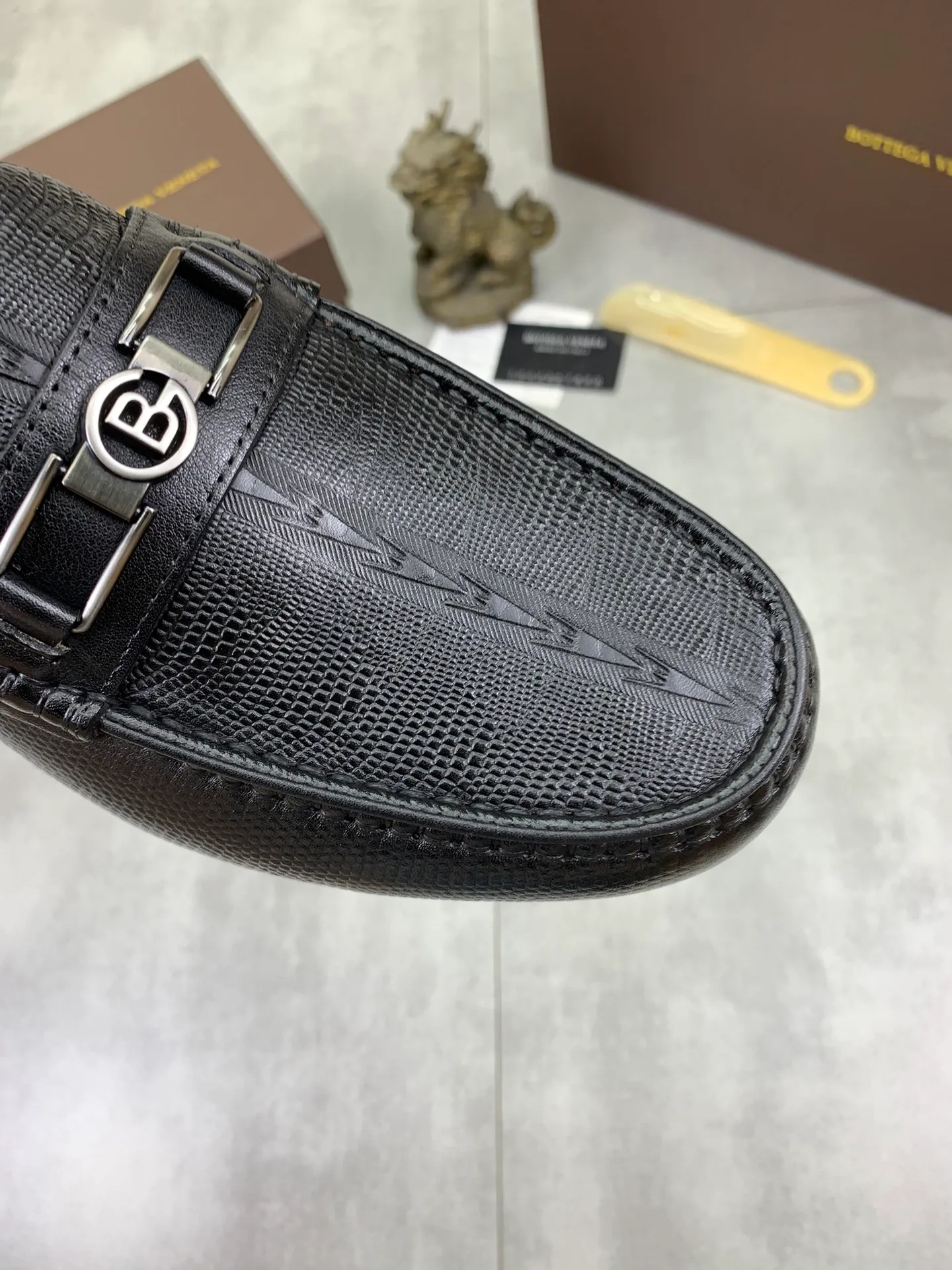 Men's men's shoes 💰p420 [New model] Water-dyed cow leather 💰High-quality business beanie shoes 💎💎💎 bottega veneta official website synchronizes the latest top version of bv in the market, accepts material comparison, shoe type comparison, process comparison, practical and textured, versatile and suitable for any occasion, the more you look at it, the more it tastes. Purely hand-woven craftsmanship - Upper material, ostrich pattern calfskin imported from Italy - High-quality water-dyed cowhide inside - Original private model customized outsole - Size: 39-44 (38 45 can be customized) Color: black or brown optional